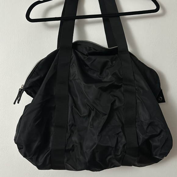 Victoria's Secret Fashion Show London 2014 Black Iridescent Duffle Bag & Pouch - Picture 8 of 8